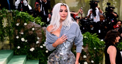 Bizarr arckezelés hódít a sztárok körében, Angelina Jolie és Kim Kardashian is ezzel szépül