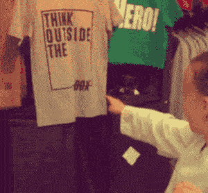 Ez a 8 éves kislány teljesen kiakadt a gyerekruhákon, a kritikája zseniális