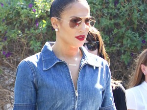 Jennifer Lopez stílusos 70` overálja