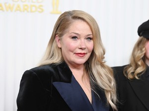 Egész Hollywood állva tapsolta Christina Applegate-et, aki könnyeivel küszködött az Emmy-díjátadó színpadán