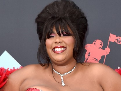 Az volt a VMA egyik legnagyobb pillanata, amikor Lizzo megrázta a mellét a vörös szőnyegen