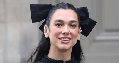 Dua Lipa szexi fűzőben forrósította fel a hangulatot: szédítő szettjétől a rajongók szája is tátva maradt