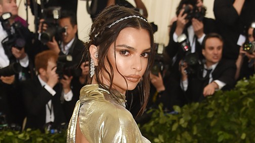 Unalmas volt a gálán? Na, Emily Ratajkowski alaposan kipakolta azokat melleket az afteren