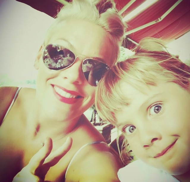 Pinkre támadt az internet: az énekesnő veszélybe sodorja a kisfiát?