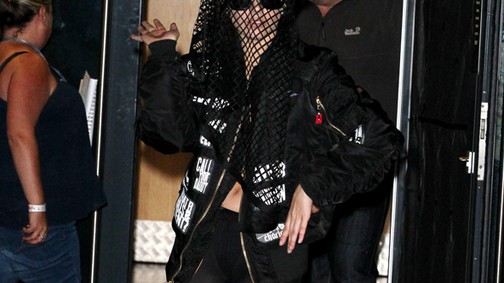 Lady Gaga most a sportos fekete özvegyet játssza