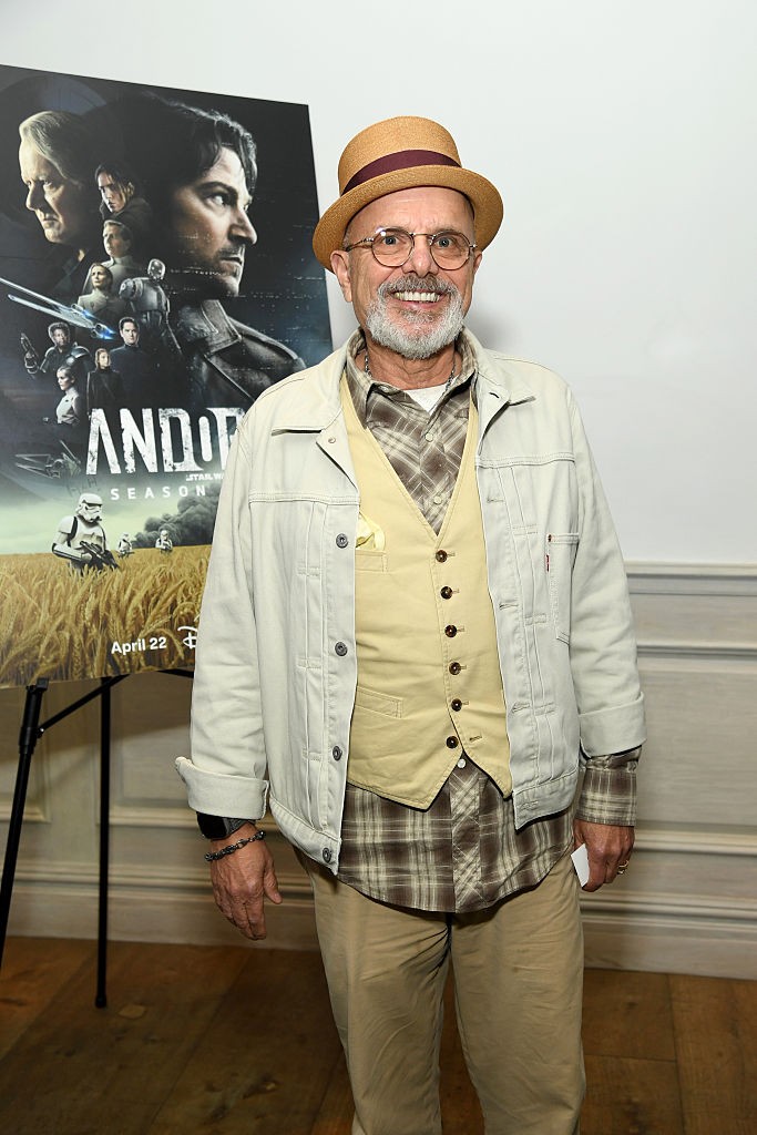 Elképesztő, de a színész már 73 éves. Legutóbb idén májusban, az Andor című sorozat második évadának exkluzív vetítésén csípték el a fotósok.  