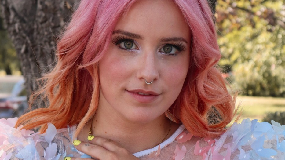 B. Nagy Réka énekesnő, influenszer pozitív hozzáállása, ami miatt olyan sokan kedvelik, az új klipjében és dalában is megmutatkozik