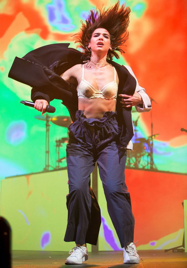 Egy szál melltartóban, és szuperkockás hassal demonstrál Dua Lipa