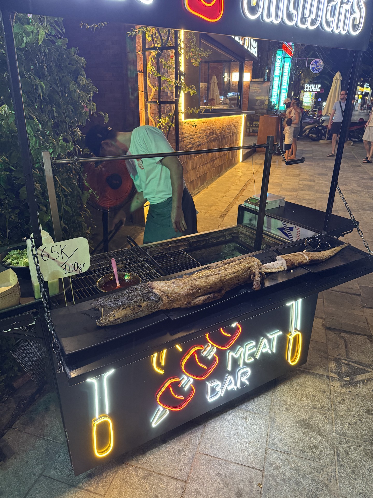 "Teljesen átlagos", hogy sült krokodillal igyekeznek becsalogatni a kuncsaftokat a vendéglátóegységekbe 