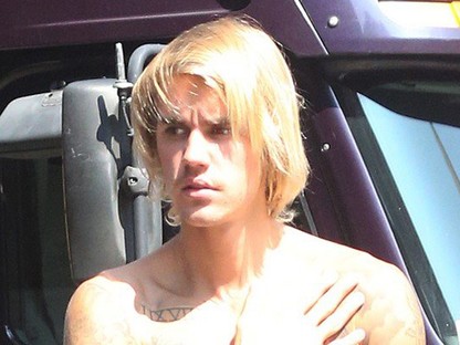 Justin Bieber új hajjal parádézik, de mi ez a lábán?