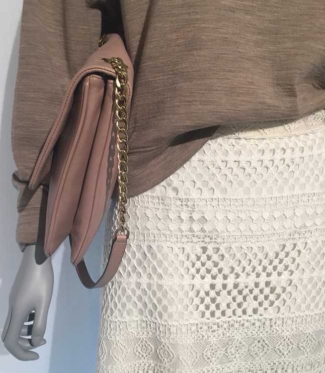 A csipke és a kötött pulóver találkozása jövő tavasszal cseppet sem szürreális, sőt! Nagyon is valószínű!