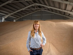 Tóth Diána igazi farmer, aki a mezőgazdaság szeretete mellett a megjelenésére is nagy hangsúlyt fektet