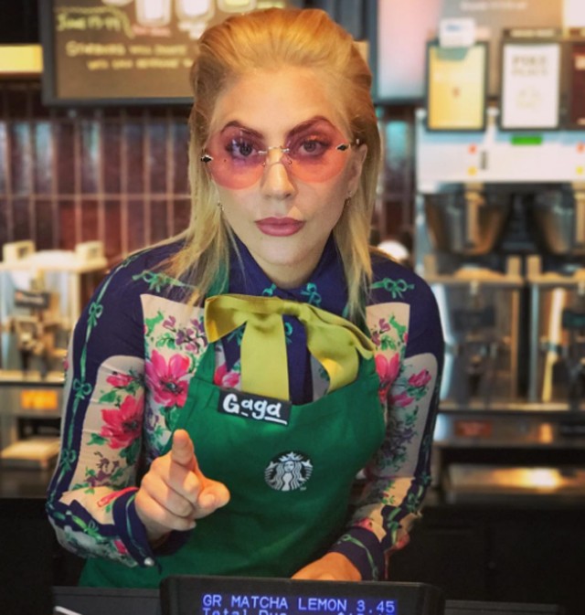 Lady Gaga tudja, hogyan járjon rajongói kedvében: ő a Starbucks új baristája!
