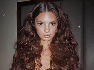 Emily Ratajkowski pucér képével egy nagyon fontos dolgot üzent