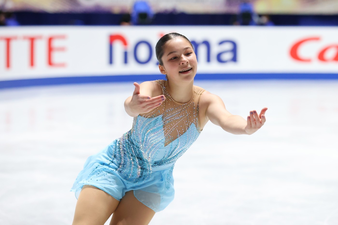 Ez a kép már 2021. novemberében készült Alysa Liuról az ISU Grand Prix szabadprogramjában Tokióban. Tehetsége tényleg elképesztő, ő lett az első olyan női műkorcsolyázó, aki egy négy fordulatos ugrást és egy tripla Axelt is teljesített egy programban. 