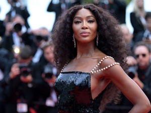 Az 53 éves Naomi Campbell elképesztően merész meztelenruhát vállalt be