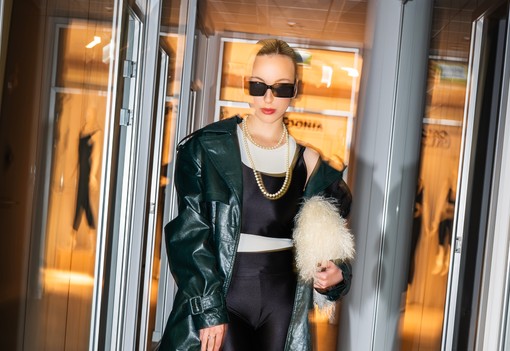 Leesik majd az állad Epres Panni és Sydney van den Bosch formás lábaitól 