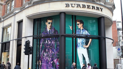 Mi ez? A Burberry új logóját átkozzák a luxusmárka hívei