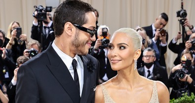 Először a Met gála történetében: A Kardashian-Jenner lányok mind együtt