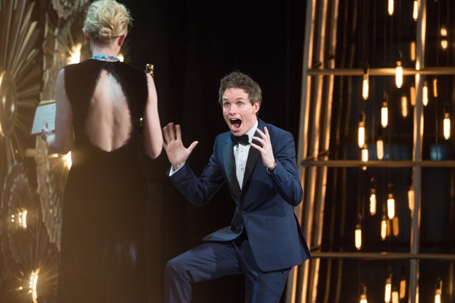 Eddie Redmayne teljesen kikelt önmagából örömében.