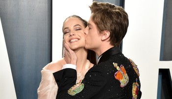 10 zseniálisan elkapott szerelmes pillanat a Palvin Barbara és Dylan Sprouse házaspárról, ami nem a kameráknak szólt 