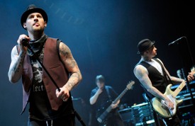 2008-ban Prágában léptek színpadra a Madden ikrek, akik ekkor már egy letisztultabb stílust követtek, de a tetoválásaik továbbra is a régi lázadó énjüket idézték.