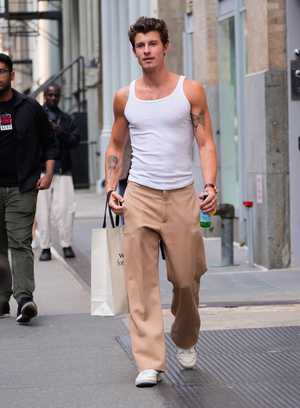 A férfiak ruhatára már régóta olyan kincseket rejt, melyeket a nők is bátran viselhetnek