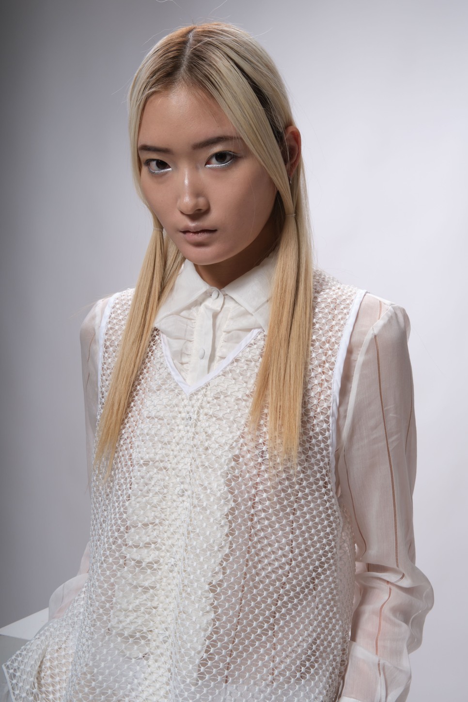 Használj speciálisan szőke hajhoz készült színfrissítő termékeket, amelyek megőrzik az árnyalat tisztaságát!