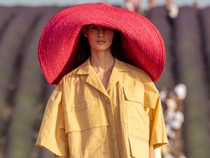 Orgazmus a szemnek: Levendulamezőn rendezték a divatbemutatót, a végeredmény lélegzetelállító lett