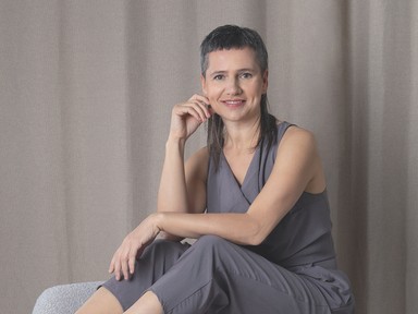 A kortárs táncelőadásoknál nagyjából megszoktuk a színpadi meztelenséget, de ebben a sorozatban a néző is felvállalja a maga meztelenségét