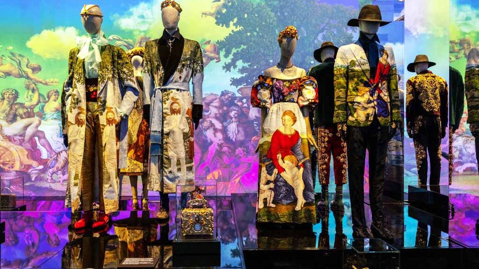 A Dolce&Gabbana kiállítás 39 év alkotásait foglalja össze, és mutatja a divatmárka jövőjét is