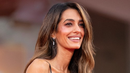 Amal Clooney álomszép szettben tündökölt, minden porcikájából árad az elegancia 