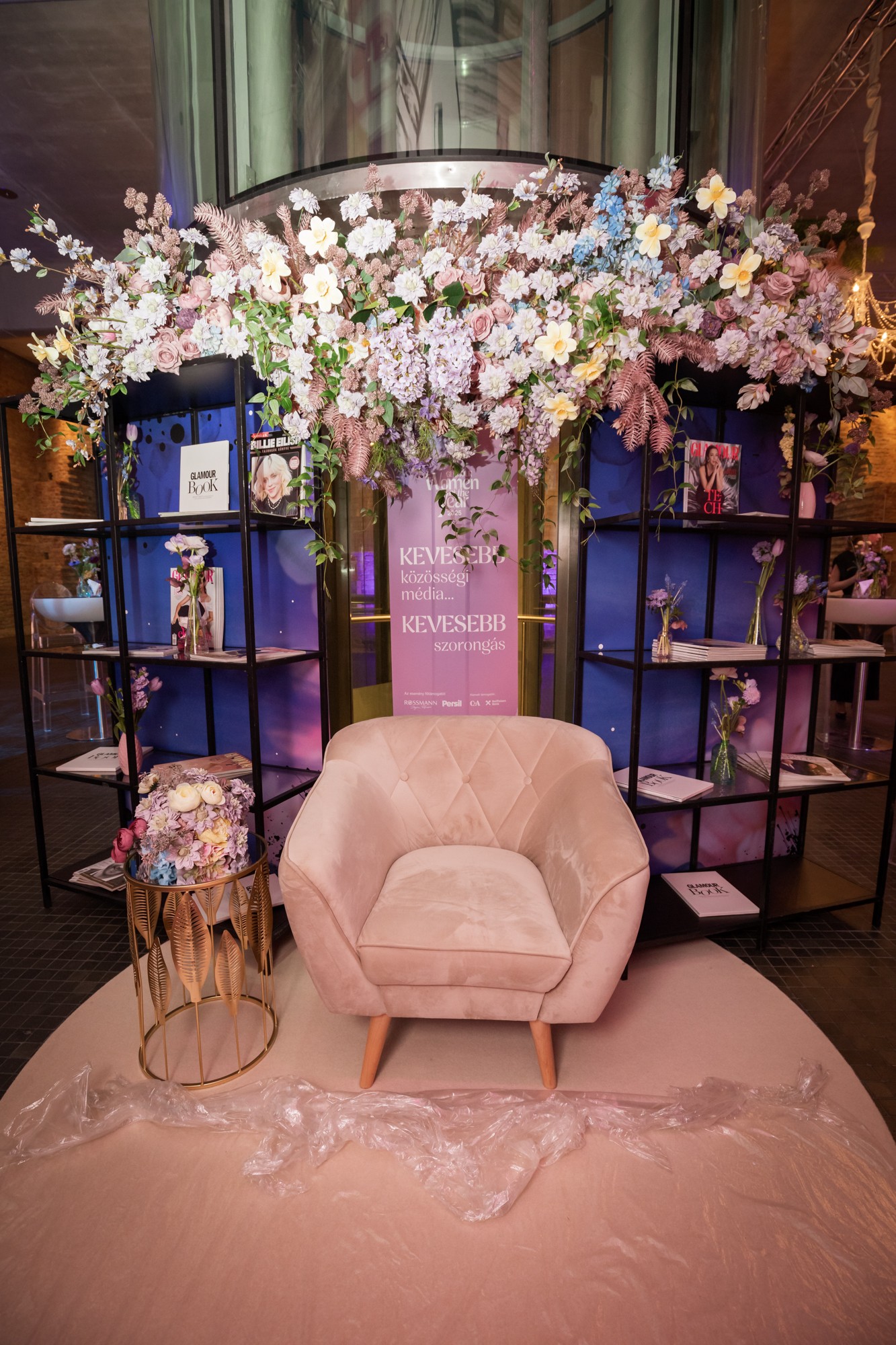 A GLAMOUR Book sarokban a bookazine legfrissebb kiadványát lehetett megvásárolni. A gála estéjén befolyt bevételt Az év hősnőinek, a United Way Magyarországnak ajánlotta fel a Ringier Kiadó
