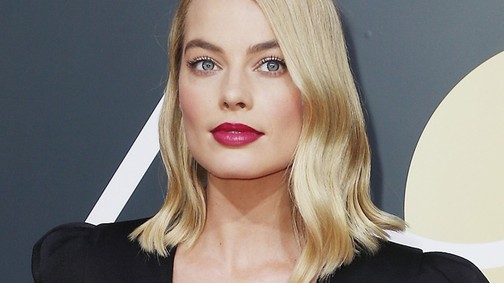 Margot Robbie ruhája kicsit kriptahangulatú ezzel a díszítéssel