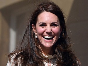 Kate Middleton töltött lufival lövöldözött