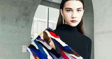 Belehalt egy 14 éves modell a 13 órás divatbemutatóba!