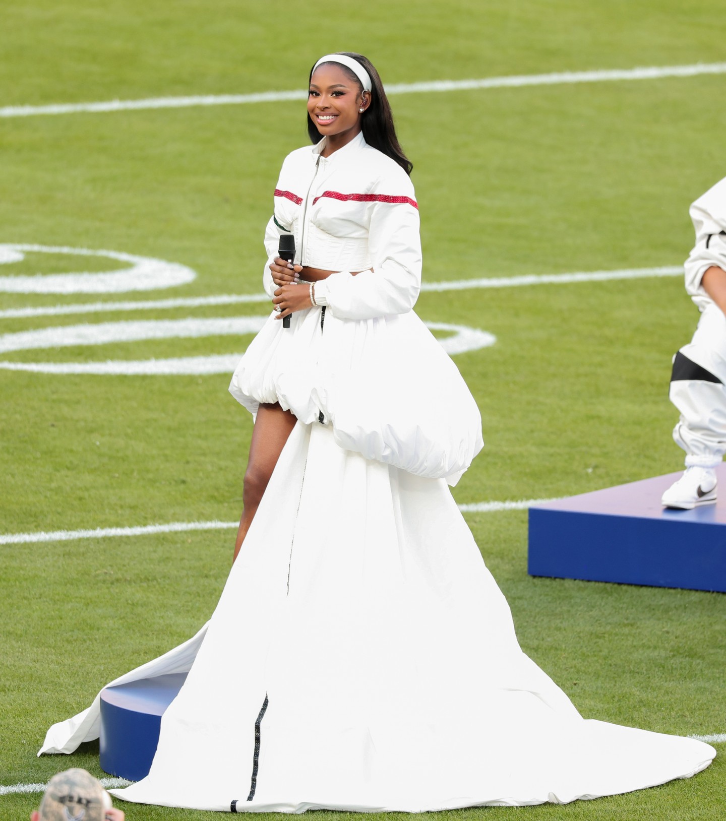 Coco Jones emlékezetes megjelenését a városi utcai viselet keresztapjaként is emlegetett Karl Kani álmodta meg, akinek munkái a 90-es évek óta bukkannak fel a sportolókon