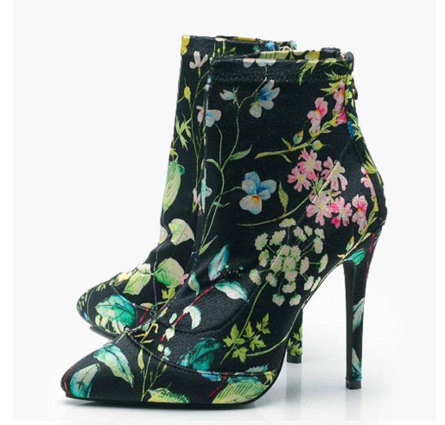 Virágos bokacsizma BOOHOO 5100 Ft- boohoo.com