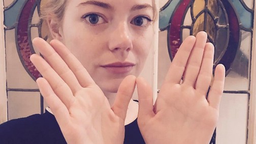 Új őrület az Instagramon - ezért mutogatnak a sztárok