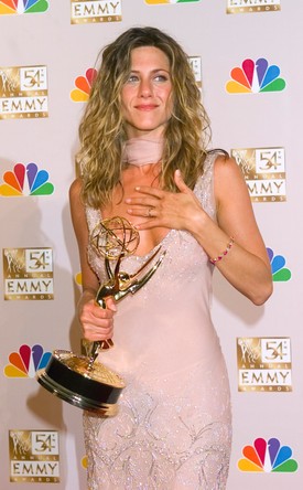 Jennifer Aniston a 2002-es Emmy-gálán egy rózsaszín Dior-ruhát viselt. Ez a kreáció azért is különleges, mert a színésznő ebben kapta meg az első Emmyjét. (A díjat természetesen a Jóbarátok című sorozatban látott alakításáért kapta.)