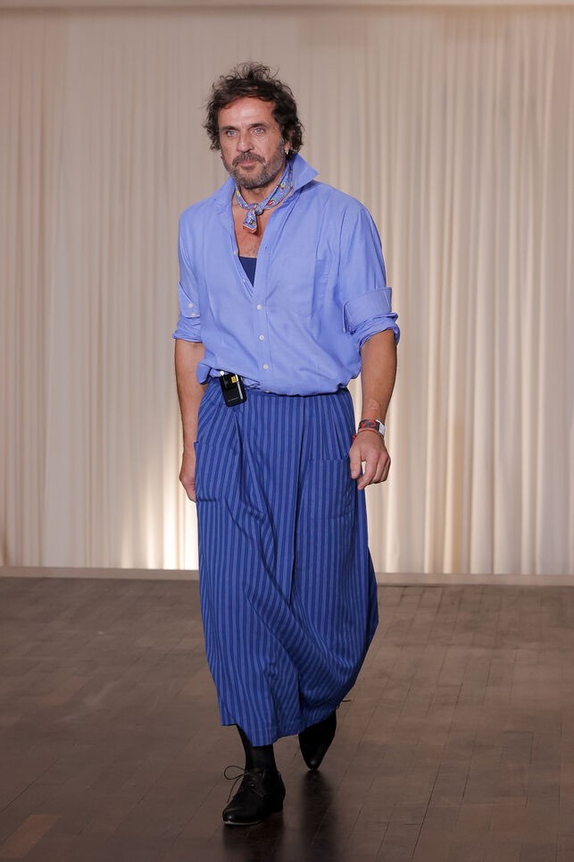 Andreas Kronthaler for Vivienne Westwood 2025 tavasz-nyári bemutatója a Paris Fashion Week kifutóján