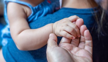 Számos tévhit övezi, pedig nem elérhetetlen álom az örökbefogadás a szakértő szerint