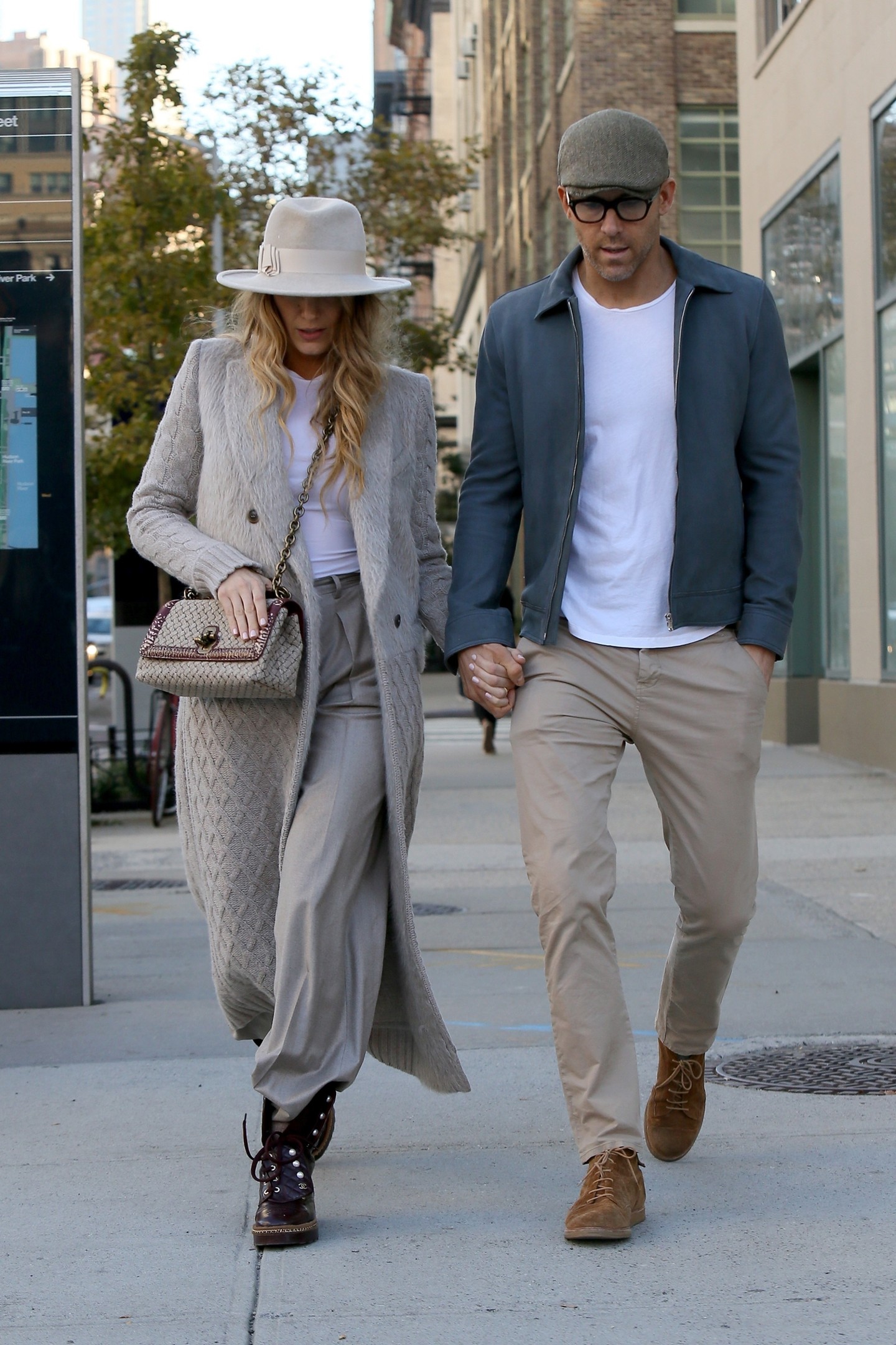 Blake Lively és Ryan Reynolds 2017 októberében Manhattan utcáin. A színésznő egy földig érő Max Mara kabátban látható, hozzá egy álomszép Chanel táskát és egy vagány Bottega Veneta fűzős, vastag talpú csizmát választott. Reynolds is a letisztult árnyalatok mellett döntött, kiegészítőként pedig egy elegáns sapkával tökéletesítette a megjelenését. Mint mindig, a páros ezúttal is lélegzetelállítóan mutatott együtt!