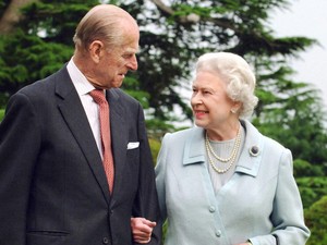 Igen, ez a sármos fiatal férfi itt Fülöp herceg, nem csoda, hogy azonnal beleszeretett Erzsébet királynő