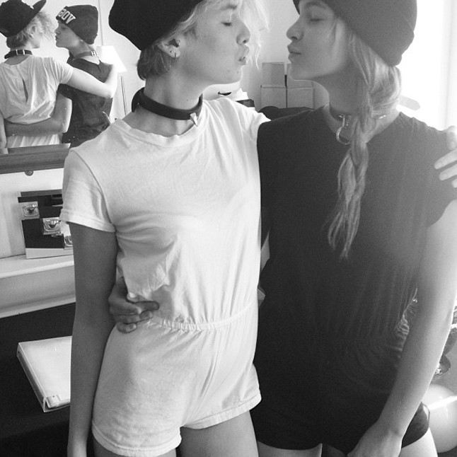 Palvin Barbi és barátnője Stella Maxwell Dublinban.