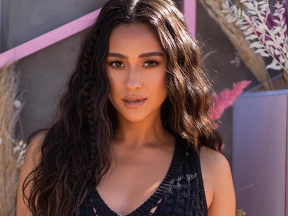 Váó! Shay Mitchell a legkülönlegesebb módon árulta el kisbabája nemét