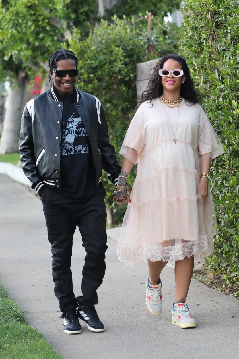 Rihanna rózsaszínű terhes ruhájára senkinek egy szava sem lehet