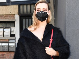 Katherine Langford stílusos kabátja egy irtó szexi ruhát rejtett maga alatt a Valentino bemutatón