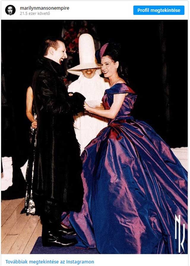 Marilyn Manson minden idők egyik legfélelmetesebb vőlegényeként vonul be a történelembe, de Dita von Teese gótikus metállila menyasszonyi ruhája sem volt éppen akármilyen: