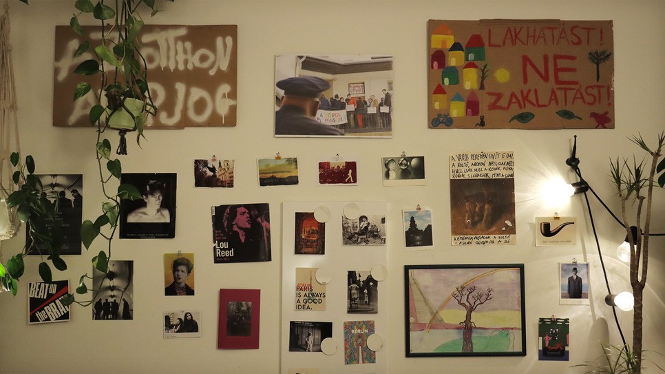 Konkol Máté filmrendező lakásában található fal Fotó: Andrella Mirtill